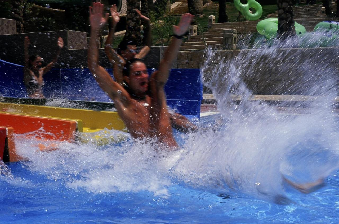 ホテル Sharm Dreams Vacation Club - Aqua Park エクステリア 写真 A water slide at Splash Island