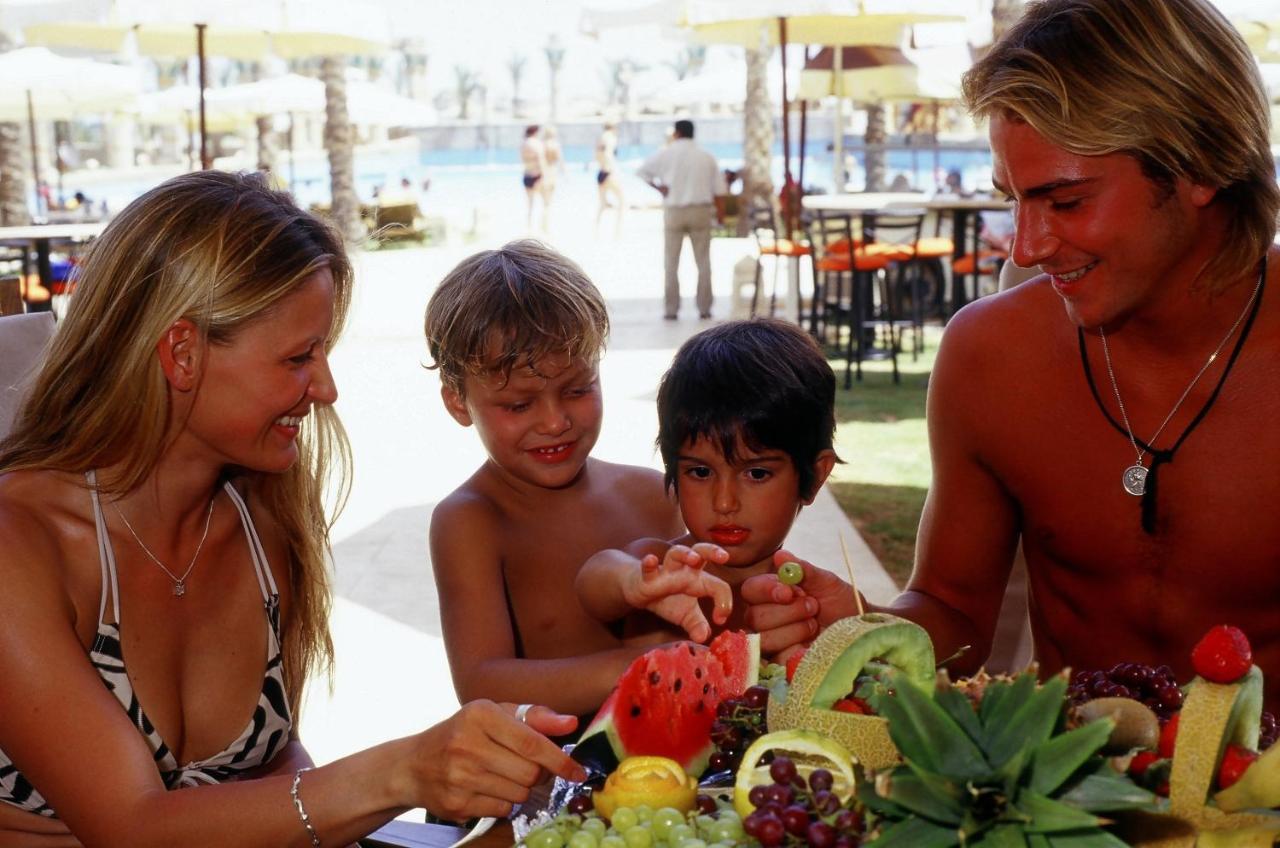 ホテル Sharm Dreams Vacation Club - Aqua Park エクステリア 写真 Family eating fruit